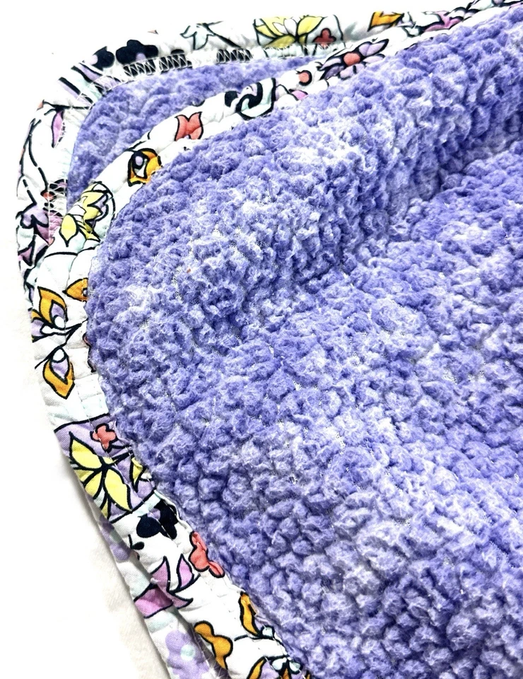 Manta de felpa de lavanda Vera Bradley 82x94 con adornos florales Foto 3 de 4