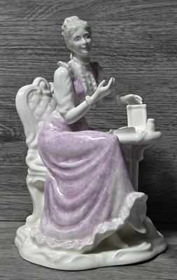 Vintage viktorianische sitzende Dame mit lila Kleid, glänzende Porzellanfigur  