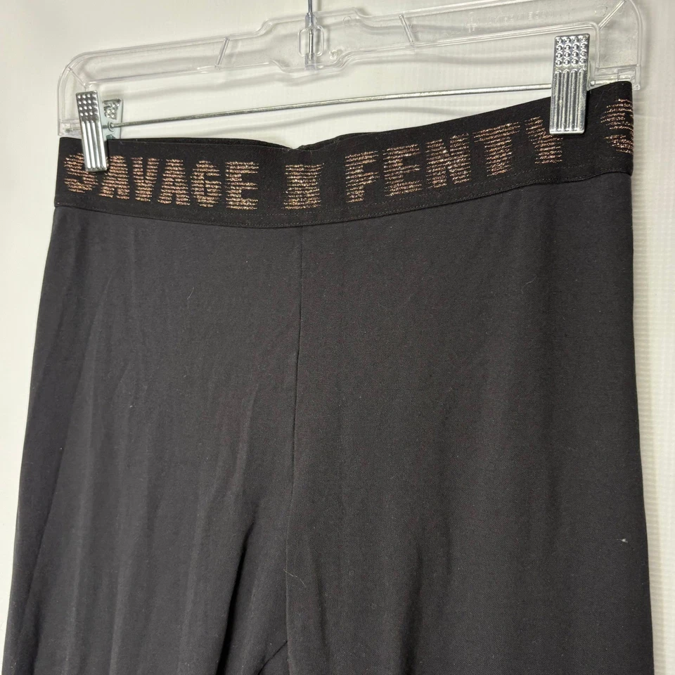 Leggings negros Savage X Fenty ropa deportiva ocio detalles lavanda Foto 3 de 4