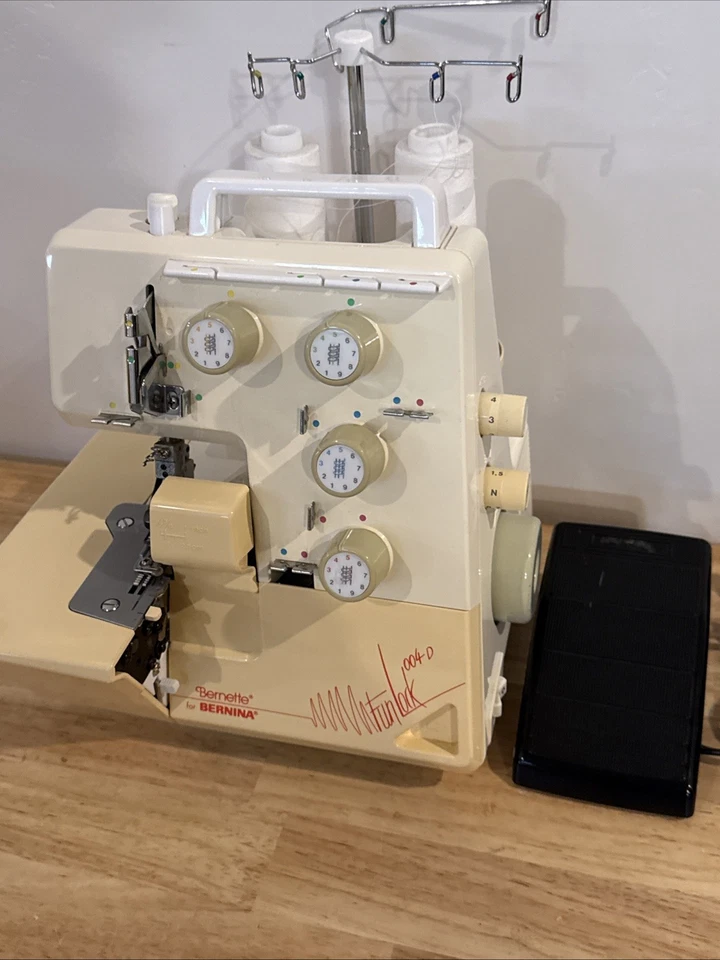Máquina Serger Bernina Bernette Funlock 004 con pedal ESTADO DE FUNCIONAMIENTO Foto 3 de 4