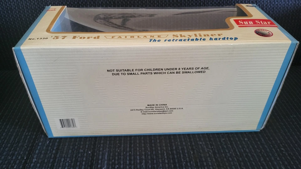 Sun Star 1957 Ford Fairlane Skyliner Retractable Hardtop GreenWhite 1:18 Diecast - Image 3 of 4