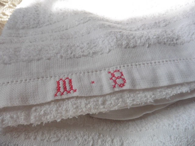 4ANCIENNES SERVIETTES DE TOILETTE EPONGE COTON BLANC "MB"ROUGE - Photo 2/4