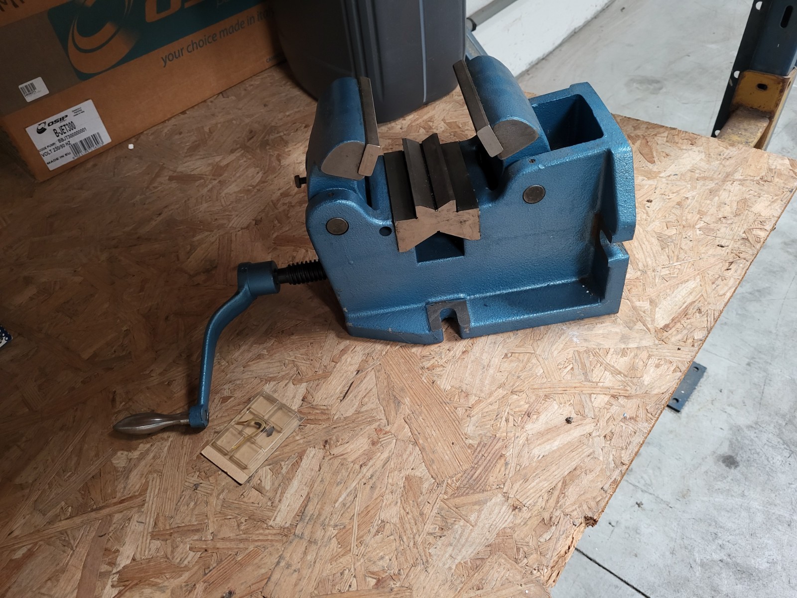 Étau auto-centreur en acier forgé avec vé de centrage pour tube de 60mm