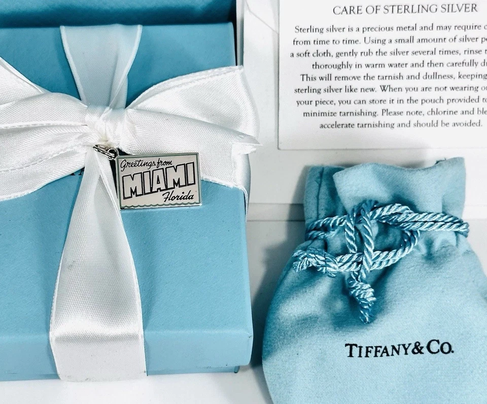 Tiffany & Co Plata de Ley y Esmalte Azul Saludos de MIAMI Postal Dije. Foto 3 de 4