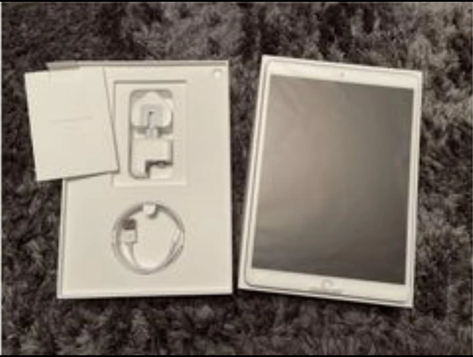 Apple iPad Pro 64GB, Wi-Fi , 10.5 in - Silver Cellular - Image 3 of 4