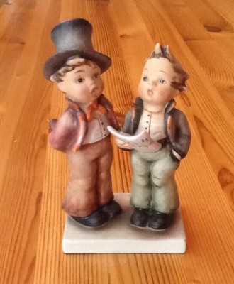 Hummel Figur  HUM 130.  '' Duett , Sängerpaar '' Kronenmarke  Grosse Biene