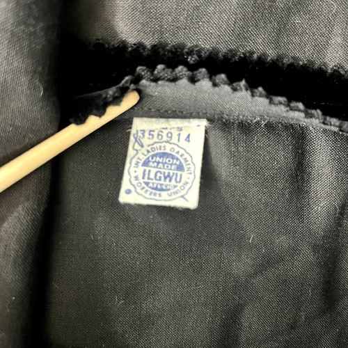 Vestido de cóctel vintage ILGWU de terciopelo negro con cuello falso sin mangas - Imagen 6 de 8