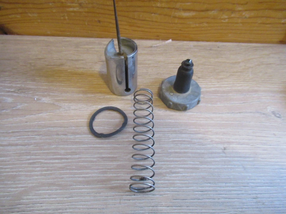 ATC 200X HONDA ** 1983 ATC 200X 1983 THROTTLE SLIDE CAP AND SPRING - Image 3 of 3