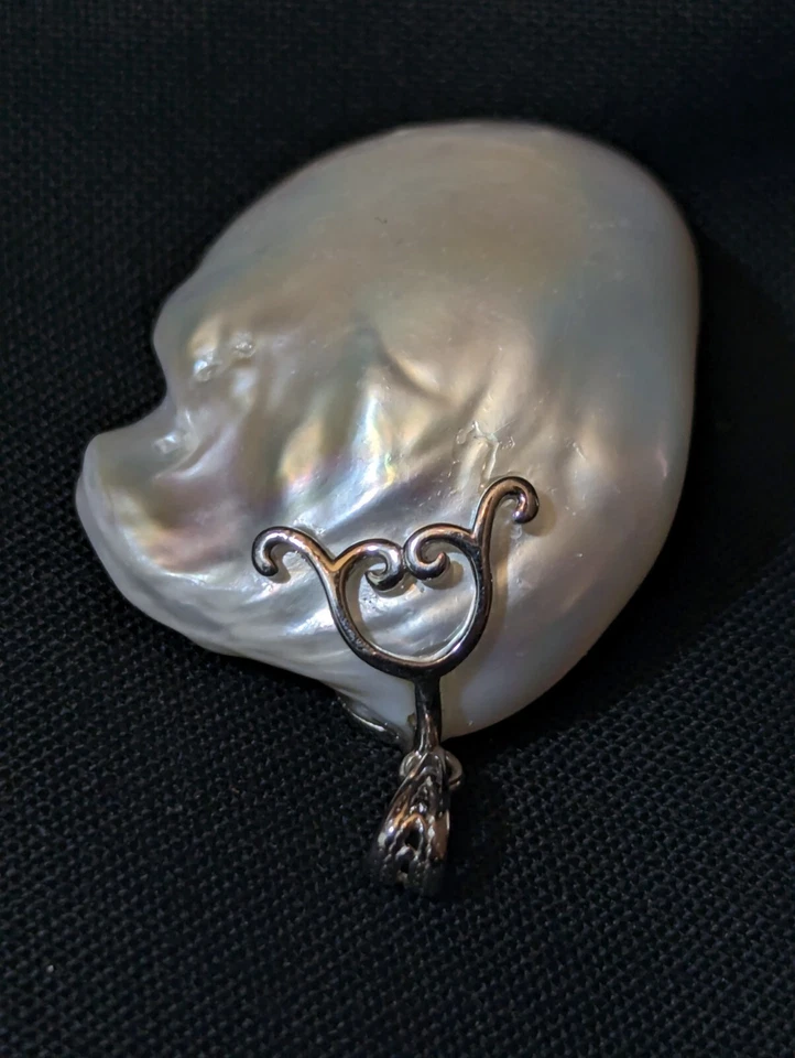 Hermoso colgante de perlas barrocas de forma orgánica y enchapado en rodio de ley Foto 3 de 4