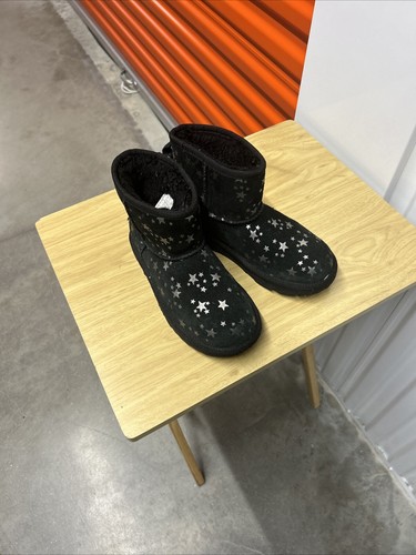 Schwarze UGGs mit Sternen - Gr. 3