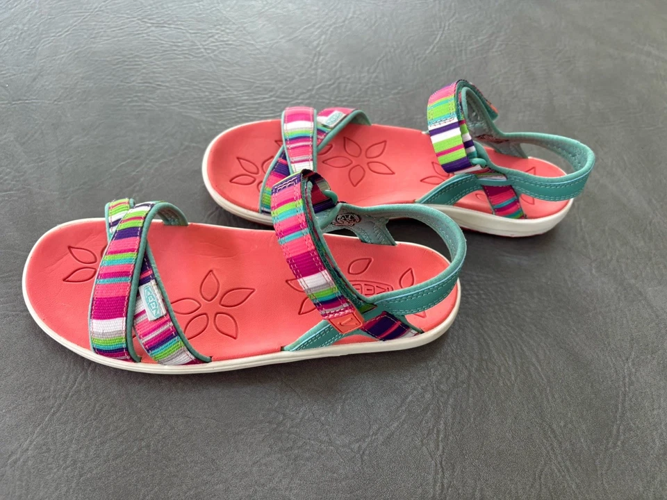 Sandálias KEEN alça traseira e alça transversal grandes infantis 5 biqueira aberta ajustável NOVO EXCLUSIVO - Imagem 3 de 4