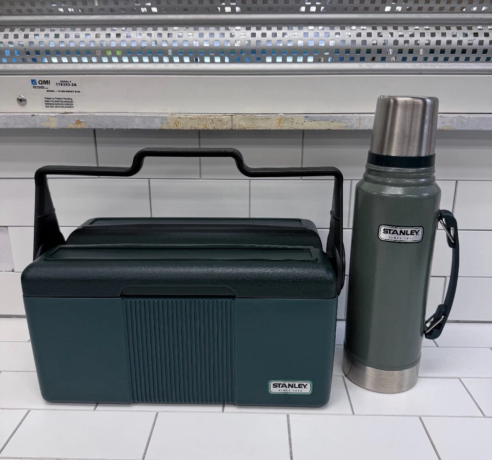 Combo de refrigerador y botella lonchera clásica Stanley 7 qt y 1,1 qt - con caja Foto 3 de 4