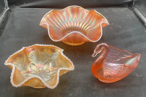 TWO VINTAGE CARNIVAL DUGAN PO BOWLS STIPPLED PETALS & A PINK NORTHWOOD SWAN