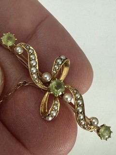 Beautiful Fine Victorian 15ct Gold Peridot & Seed Pearl Ribbon Brooch C 1880