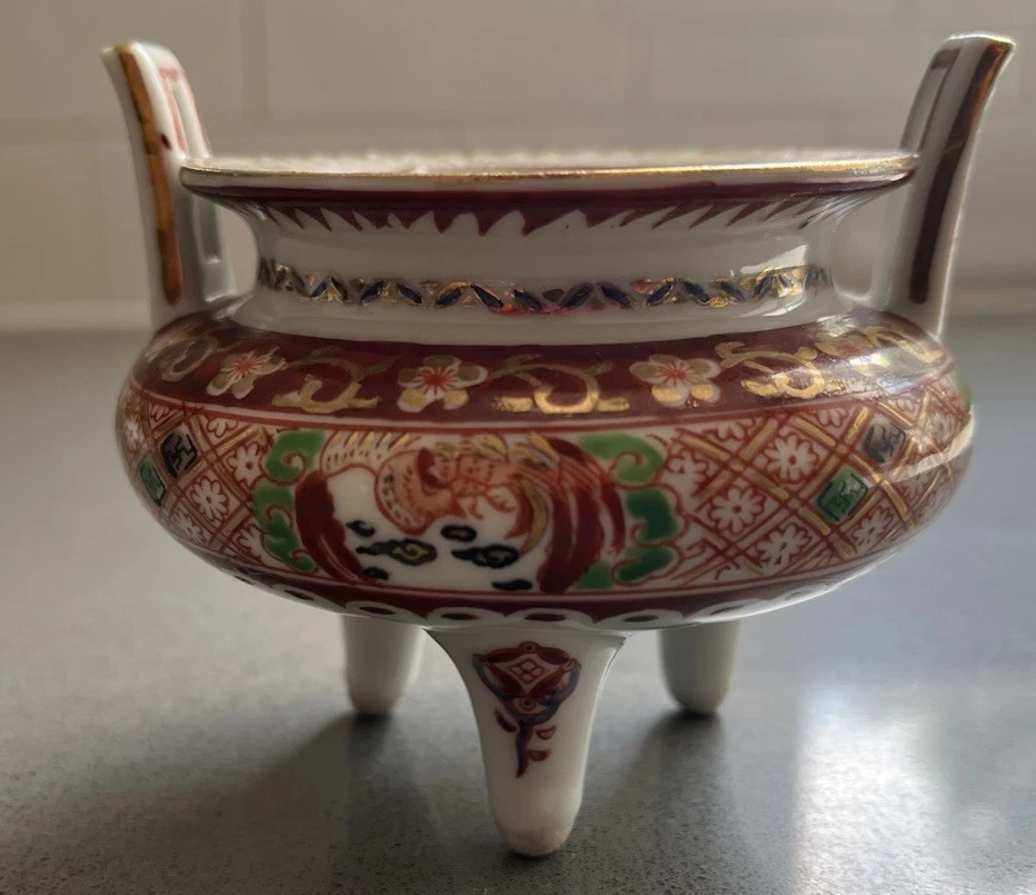 Un incensario trípode japonés de porcelana Kutani Foto 3 de 4