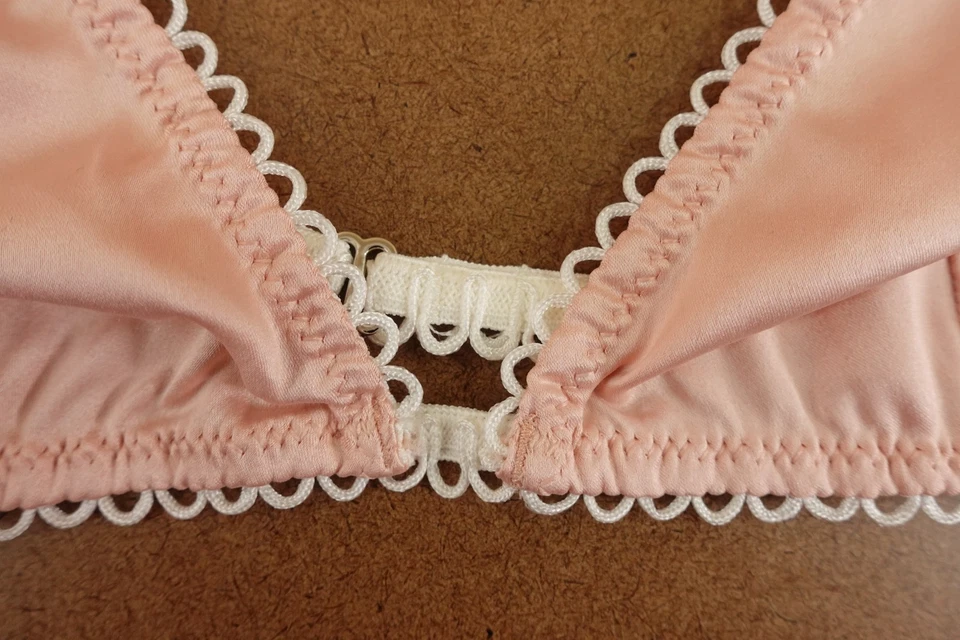 Nuevo bralette triángulo satinado rosa rubor talla grande Out From Under para mujer Foto 2 de 4