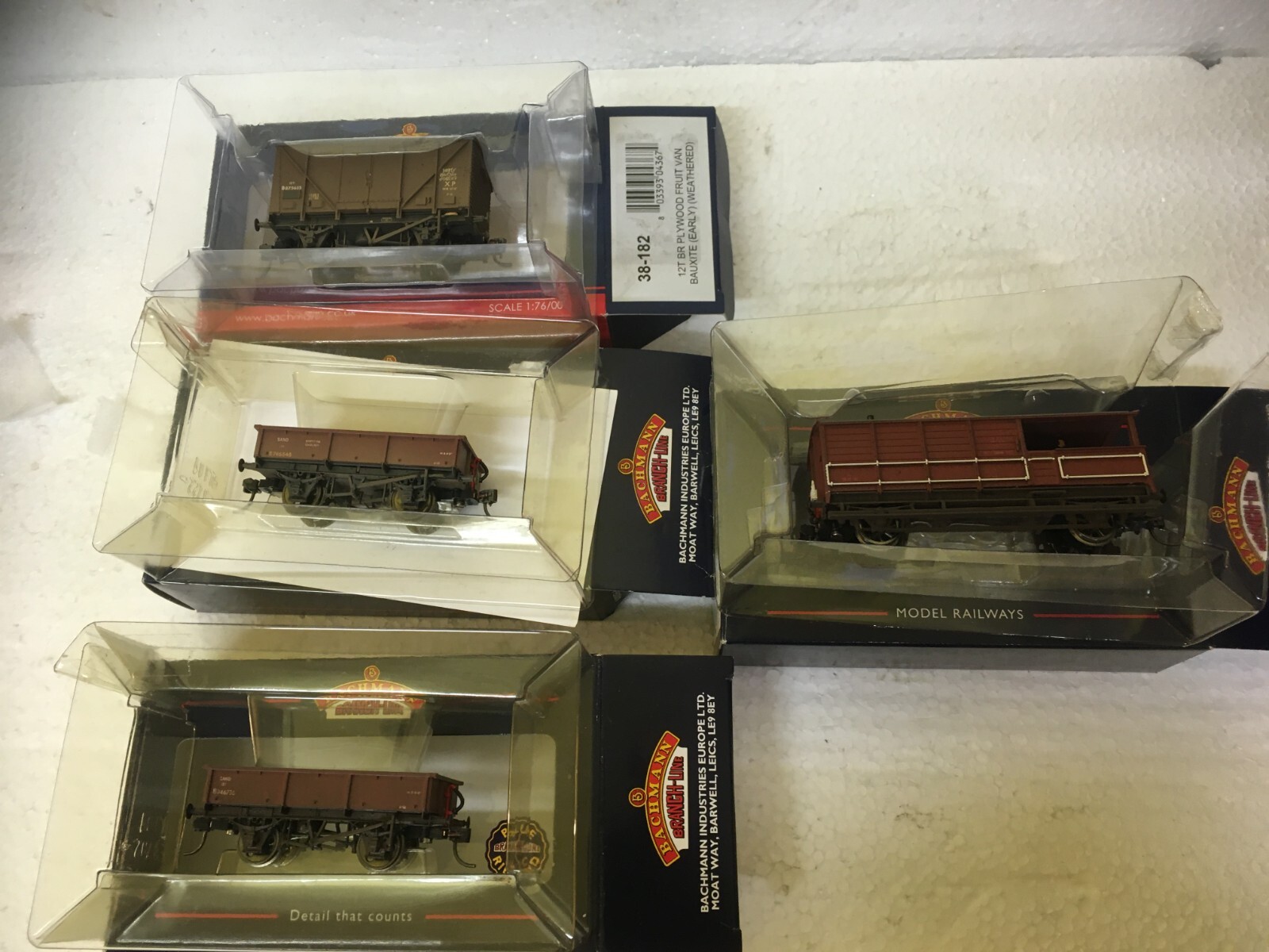 Lot..493J...OO GAUGE BACHMANN WAGONS..X..4..WTHRD.........KADEE