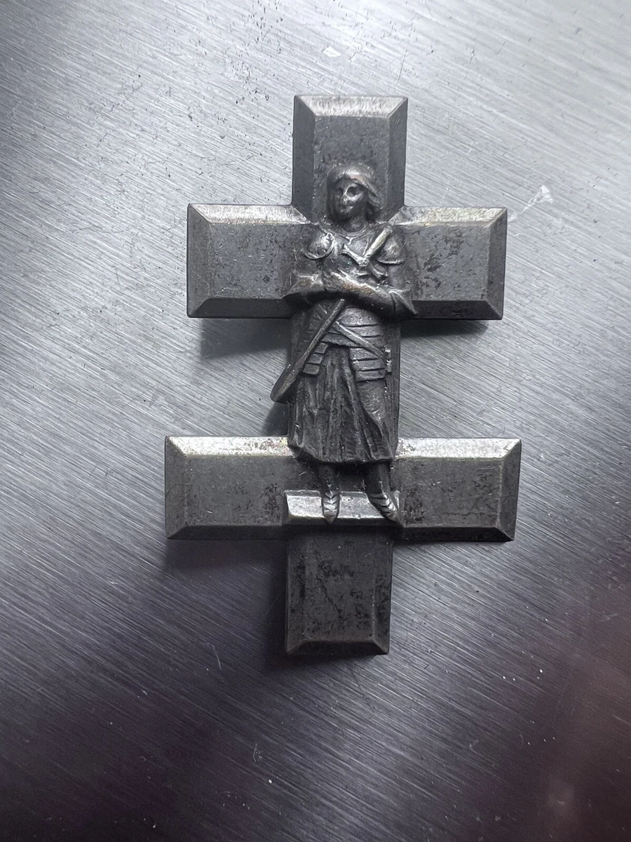 Broche ancienne Jeanne d'arc en plaqué or, signé Becker