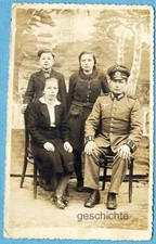 Foto, Soldat des Heeres, in Ausgehuniform, mit seiner Familie, Regt. 22, um 1936