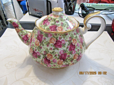 Royal Albert Old Country Roses  Chintz Collection 5 Cup Teapot 5 7/8''
