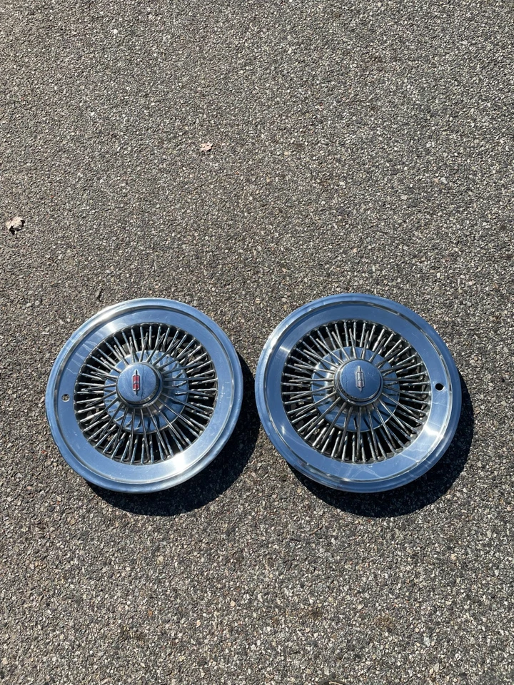 Oldsmobile Delta 88 Cutlass Cruiser 1973 a 1979 tapacubos de radios de cable de 15 pulgadas Foto 2 de 4