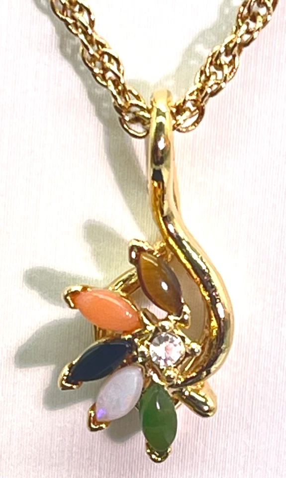 Juego con collar de 18" y pendientes de poste a juego. Ópalo multicolor. Tono dorado. Foto 4 de 4