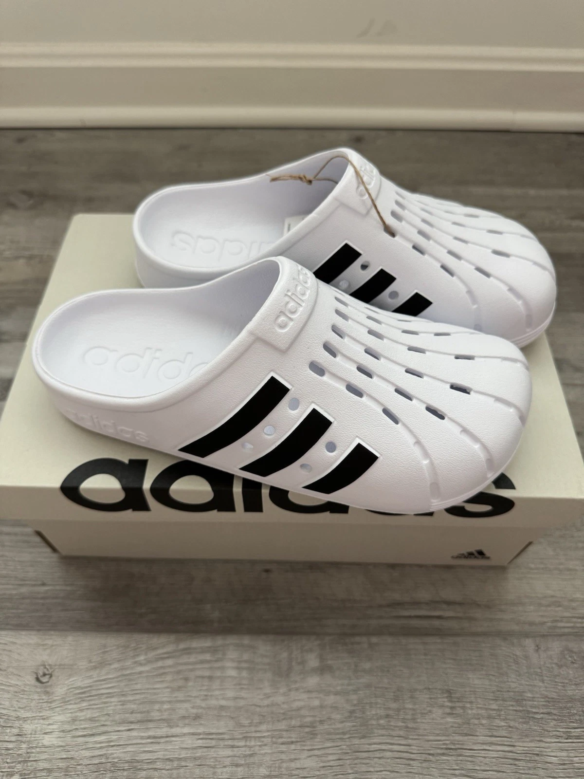 Adidas Adilette Zoccoli Uomo Slides Sandali Bianco Nero Righe Taglia 6M 7W NUOVO