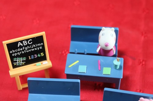 Peppa Pig & Friends - School Set - Tables & Benches - 2 Figures - Part Set - VGC - Picture 4 of 4