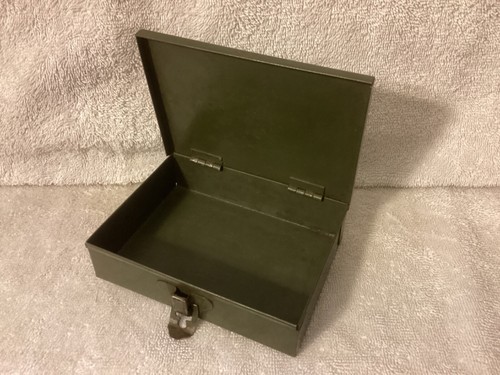Vintage Cigar Cigarette Carrying Tin with Hinged Lid and Clasp - Picture 2 of 5