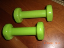 Fitness - Konvolut, unbenutzt, zwei 1kg Hanteln, 2 versch. Noppen-Massage-Bälle