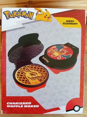 Pokemon Charizard Waffeleisen von Uncanny Brands mit gratis Booster 10 Stück