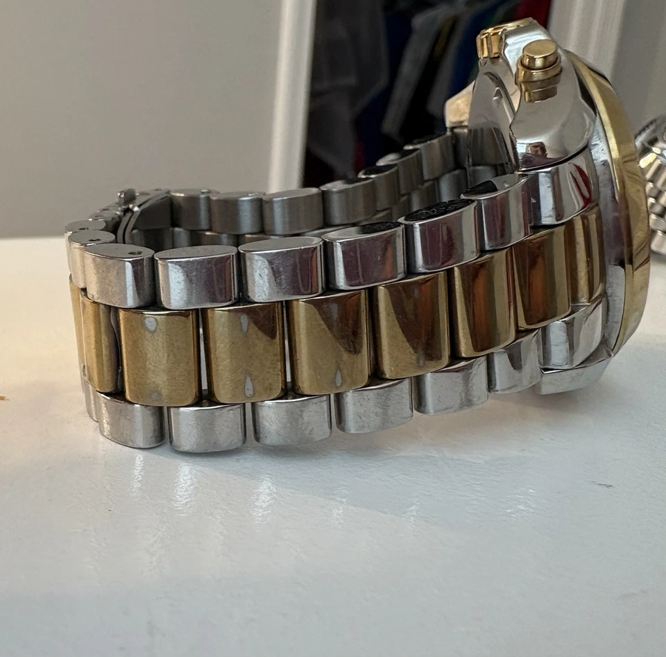 Michael Kors Bradshaw 2-tone Women’s Watch MK-5976 Pre-Owned. Needs Battery - Image 3 of 3