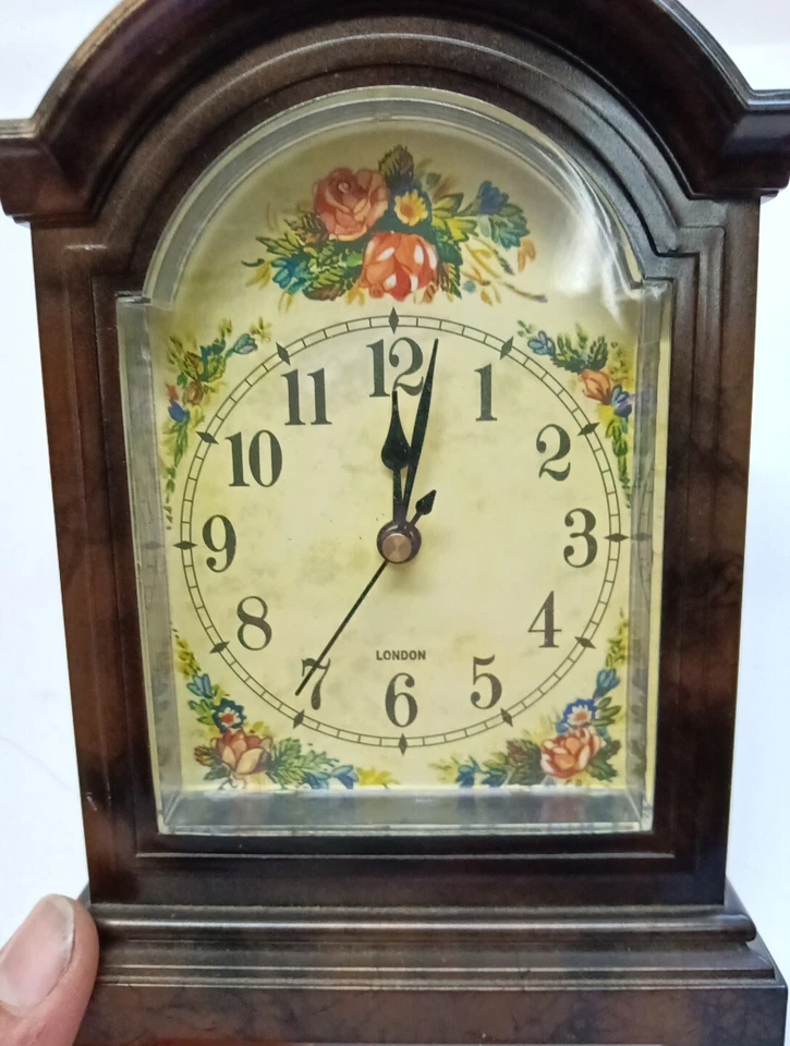 Reloj de mesa London cuarzo con manto de plástico números romanos patrón floral Foto 3 de 4