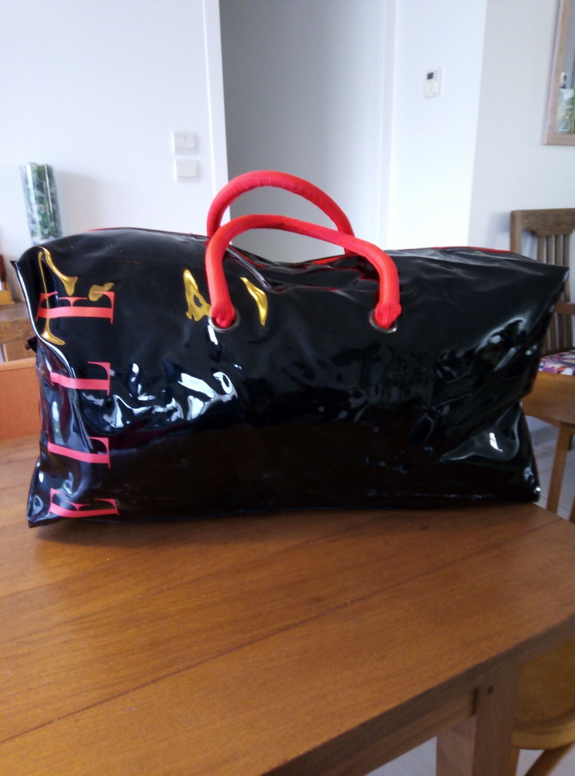 Sac de sport ELLE vintage années 80 noir et rose en très bon état