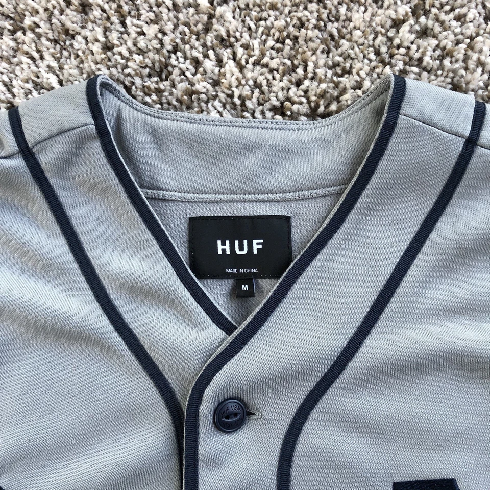 Camiseta de béisbol HUF x Spitfire para hombre talla M gris azul marino con logotipos Huf en todo el mundo Y2K Foto 3 de 4