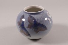 Royal Copenhagen Vase Schmetterlinge blau 814 Model 2390 im Jugendstil