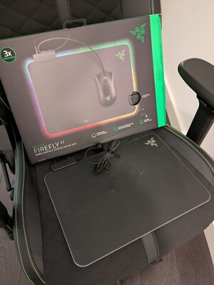 Razer Firefly V2 - RGB Gaming Mausmatte (harte Oberfläche)