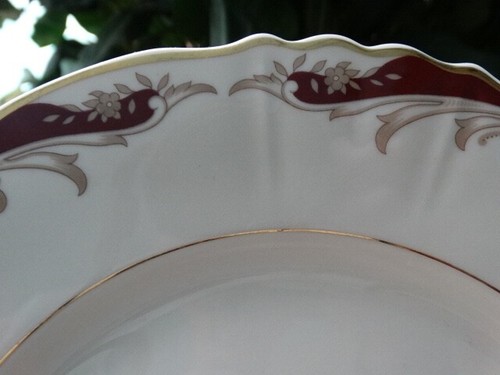 Syracuse China Radcliffe 10.5" Dinner Plate Maroon Tan Scroll Very Good Use Cond - Picture 7 of 11