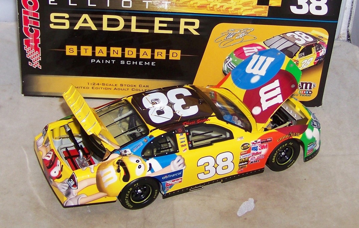 2006 Elliott Sadler 38 M & MS 1/24 Action Platinum NASCAR Diecast