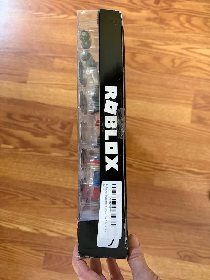 Roblox ROB0363 Series 6 From The Vault 20 Assassin Set in Hand