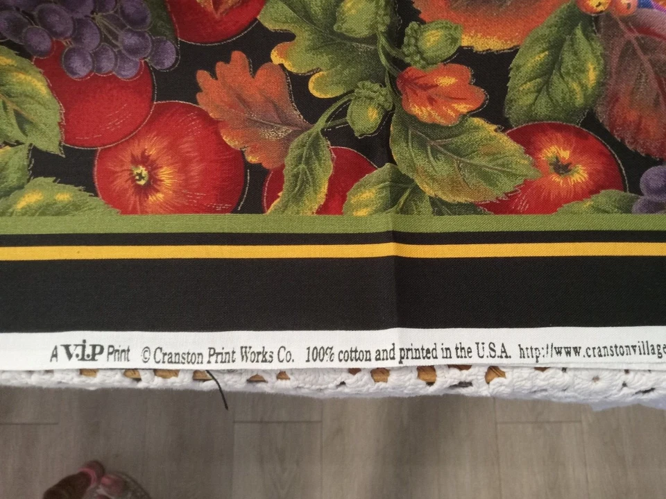 54" L x 57" W Doble Borde Impresión OTOÑO Hojas y Manzanas en Negro VIP Cranston Foto 3 de 4