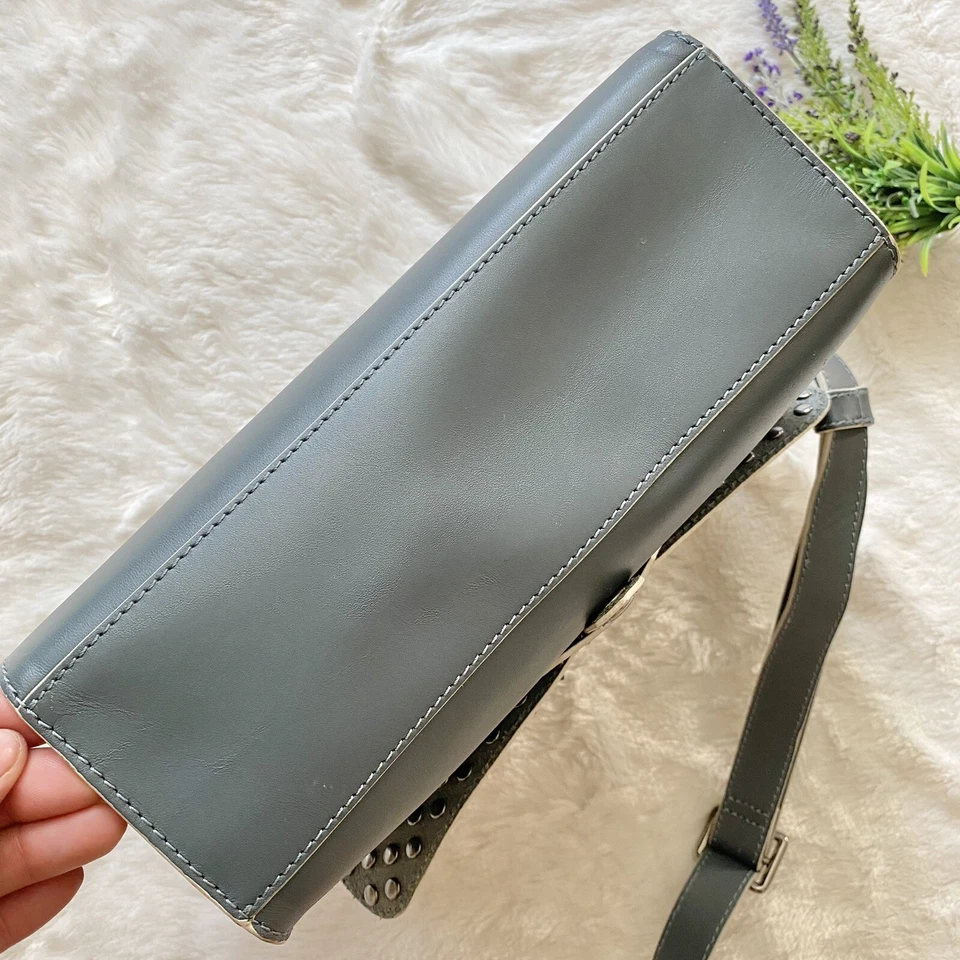 Bolso Bandolera IIIBeCa Joy Gryson Duane Tachonado Cuero Gris Estructurado Roca Foto 4 de 4