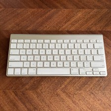   Apple Wireless Keyboard Genuine Bluetooth English A1314 Silver - TESTED WORKS  