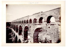 France, Vers-Pont-du-Gard, Hommes sur le Pont du Gard vintage albumen print, Pro