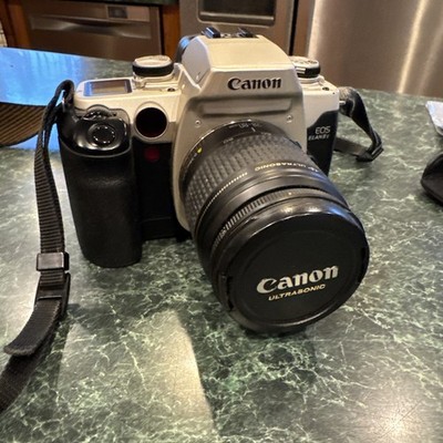 Canon EOS ELAN II 35mm Camera wirh case and Lens, no battery no