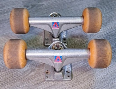 Venture Awake 7.5'' Skateboard Trucks (Vintage 6 Hole) w/ 52mm Powell Mini Logos