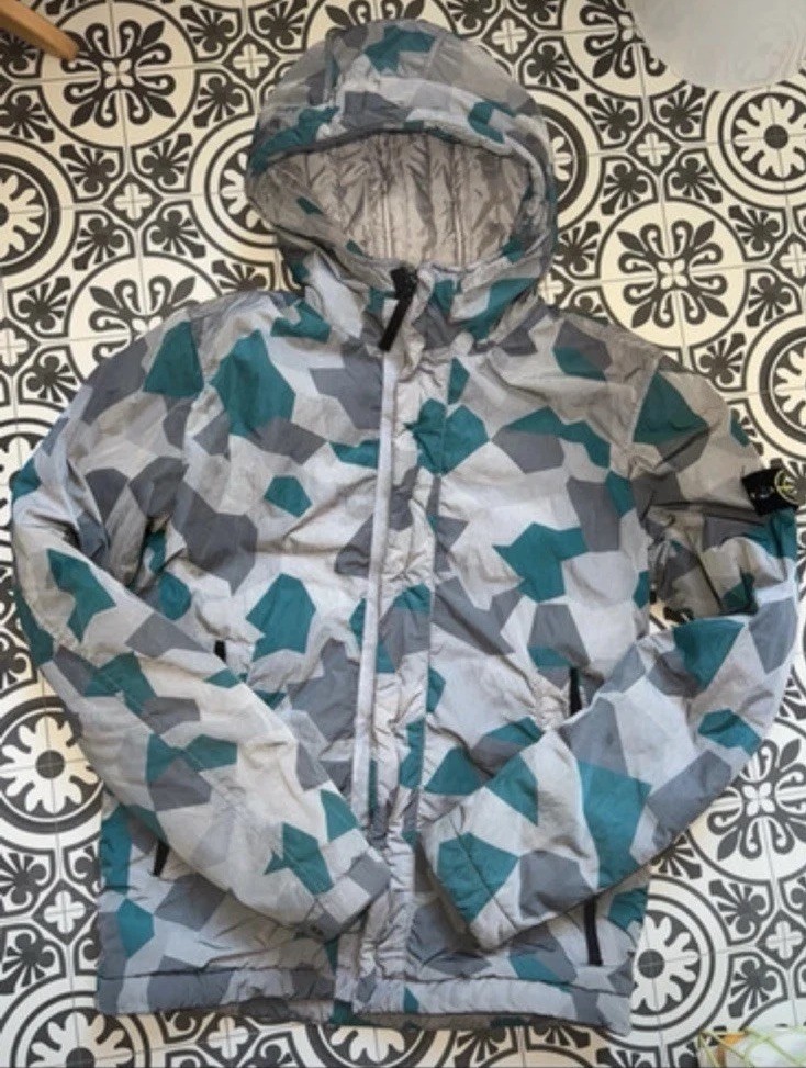 Stunning Preloved Stone Island Coat.Age 14 Years.Cost £550. image 3