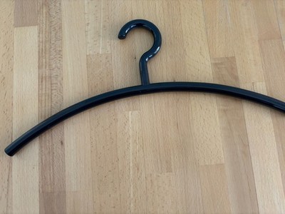 10 HEWI Kleiderbügel, Haken drehbar, Farbe: dunkelstes Dunkelbraun.