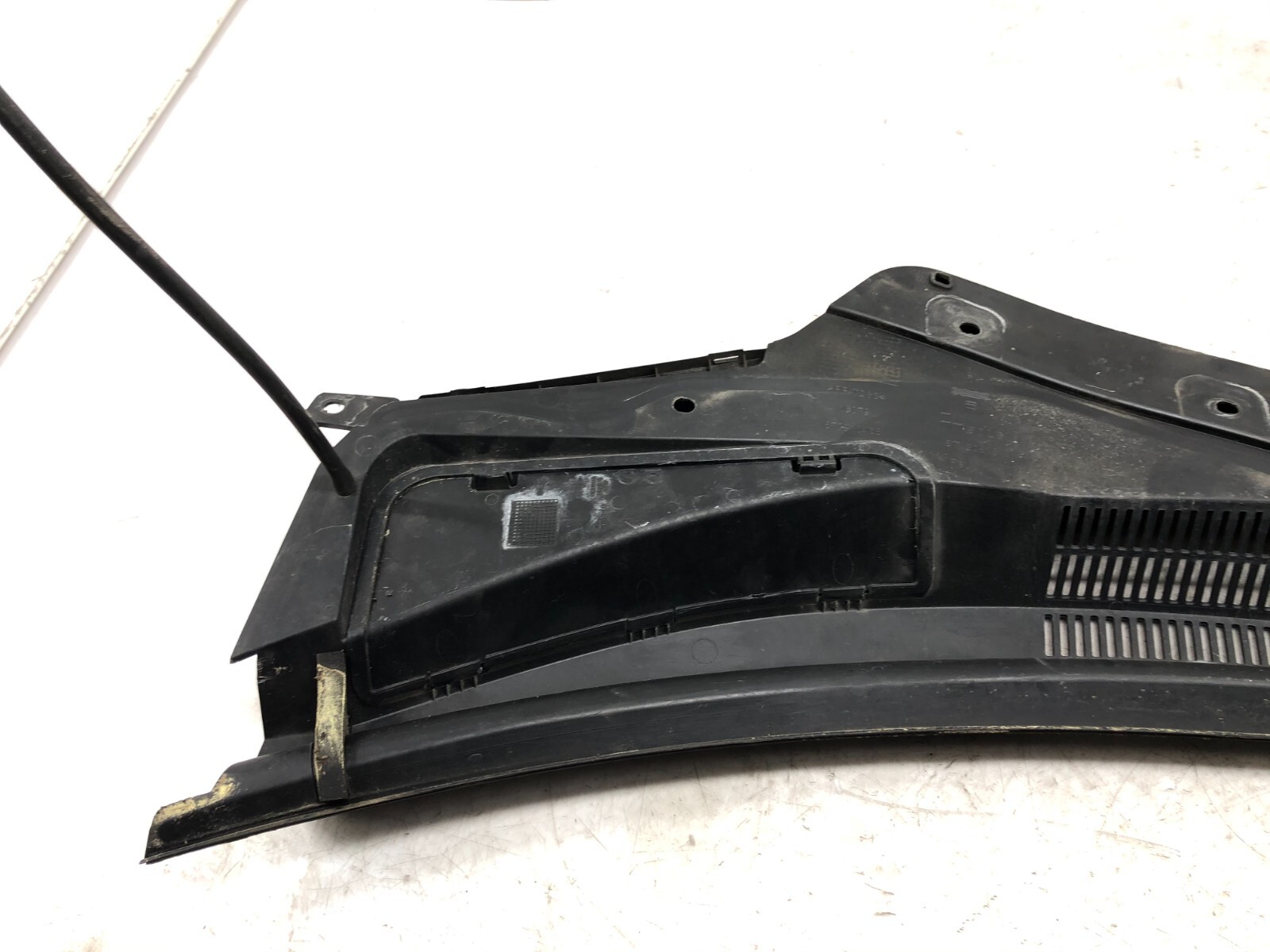 2014-2020 MASERATI GHIBLI WINDSHIELD WIPER COWL COVER PANEL GRILLE OEM.