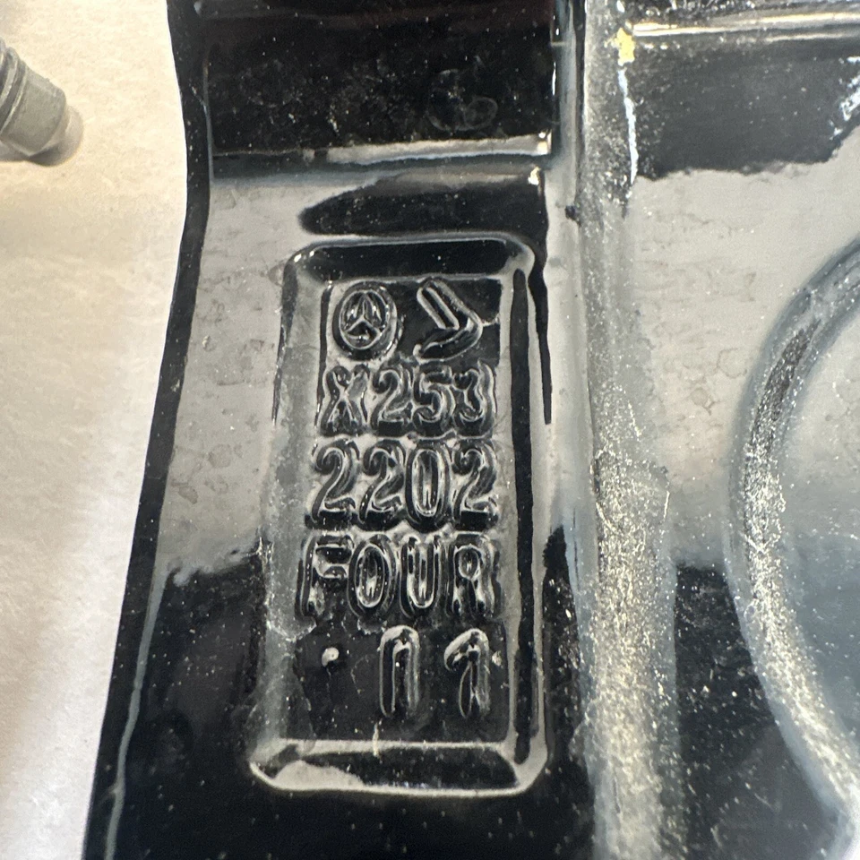 Mercedes-Benz GLC 43 AMG 2023 bisagra puerta trasera derecha OEM Foto 4 de 4